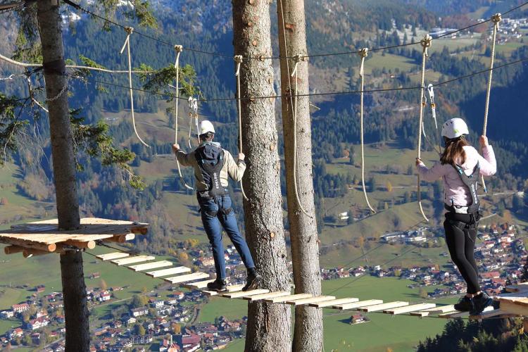 Denkinger PR - „Waldseilgarten Bad Hindelang“ stärkt Familien-Erlebnis und Ganzjahresangebot - Neue Attraktion mit PLUS-Faktor geht in Betrieb